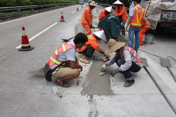 水泥地起灰最省钱办法(地面起砂最简单处理方法)