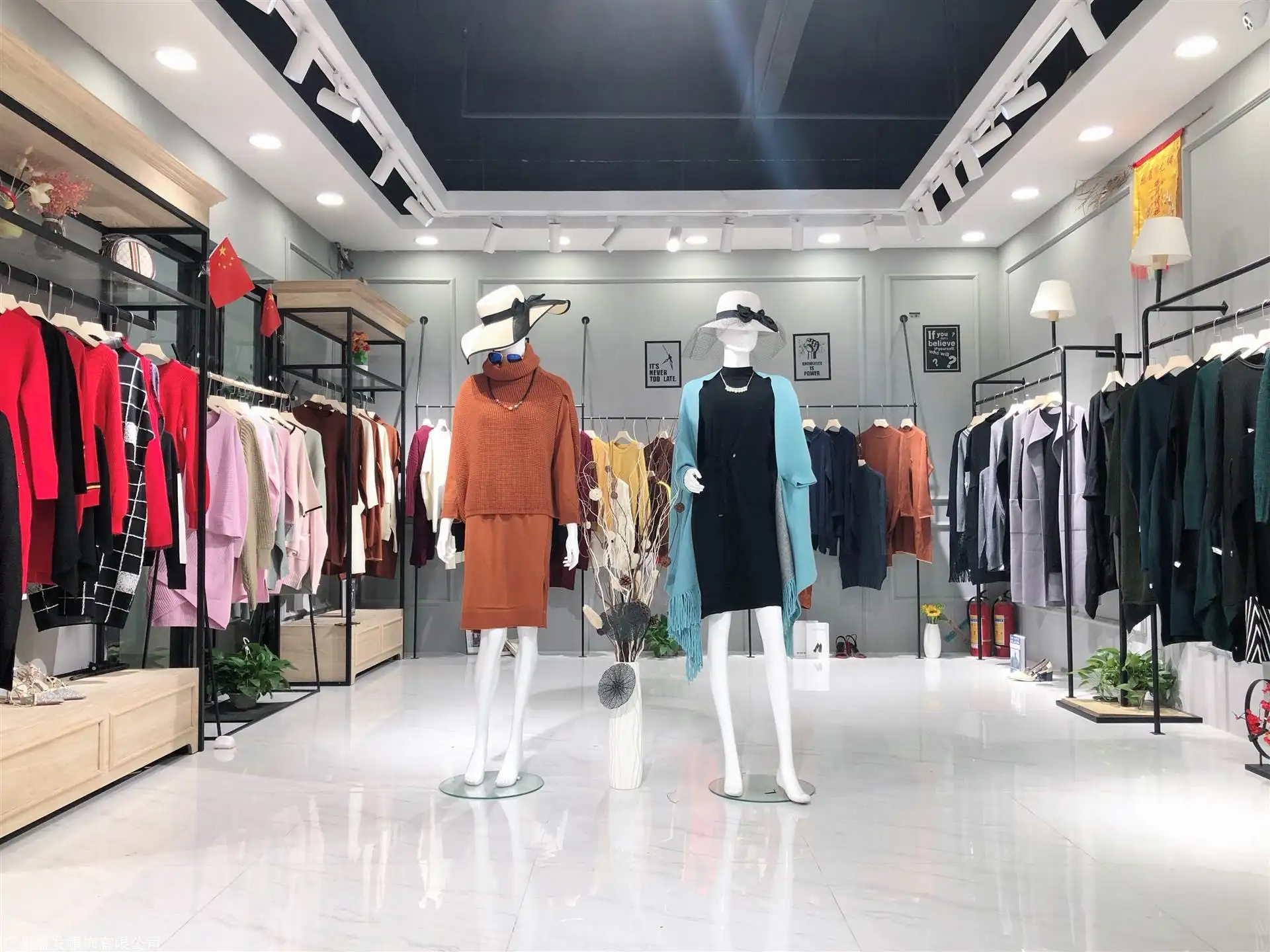 服装批发装修(服装批发店装修效果图 个性上档次)