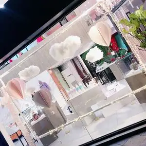 服装店橱窗装饰场景布置(服装店橱窗装饰场景布置效果图)