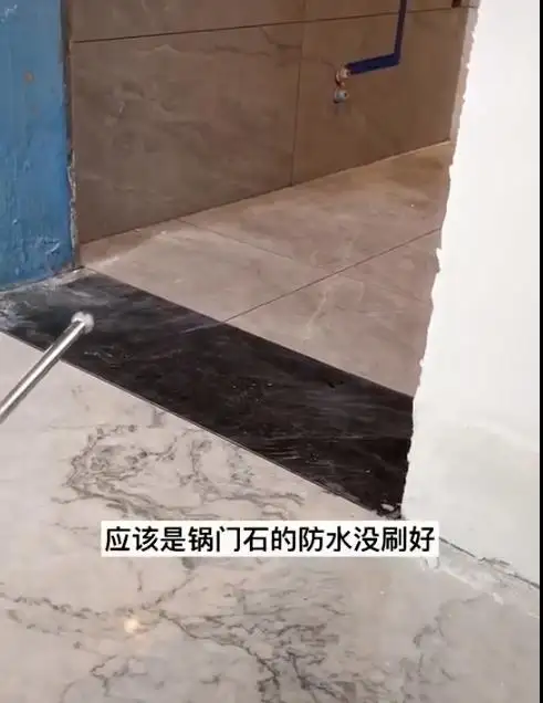 卫生间地面瓷砖返潮(卫生间地砖潮湿怎么办)